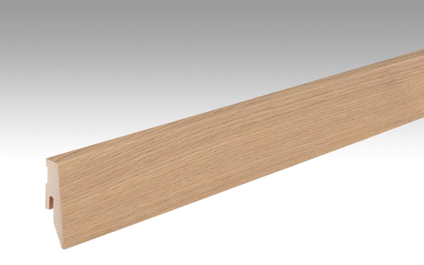 Längliche Fußleiste aus Holz mit heller Eichenoptik, natürliche Holzmaserung und ein modernes, schlichtes Profil.