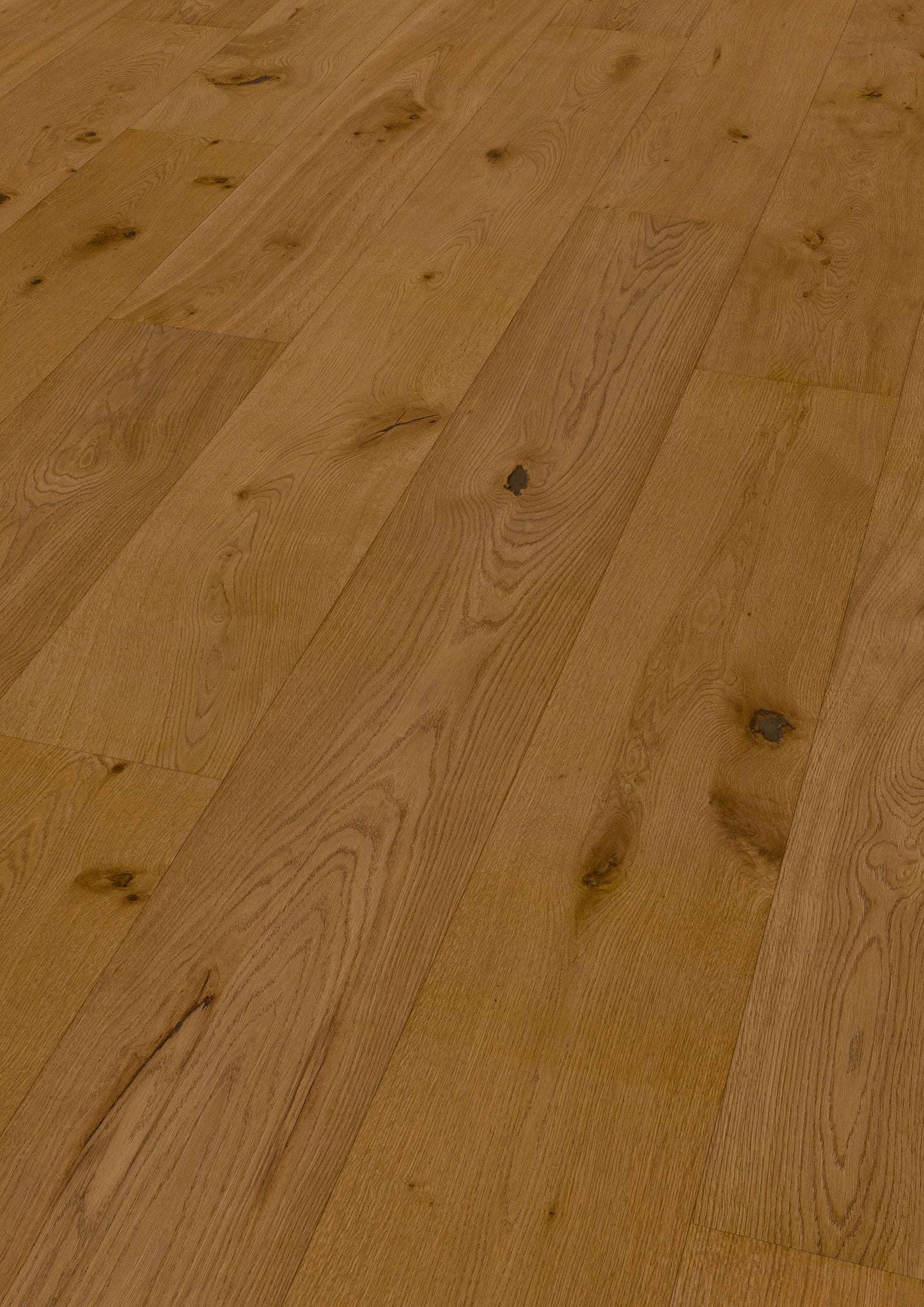 Bodenfläche aus Holz bestehend aus großformatigen Dielen. Die Holzmaserung ist deutlich sichtbar und verläuft längs über die Dielen. Es sind natürliche Holzstrukturen und vereinzelte Astlöcher erkennbar. Die Oberfläche wirkt glatt und gleichmäßig, die Farbgebung ist warmbraun mit leichten Schattierungen.