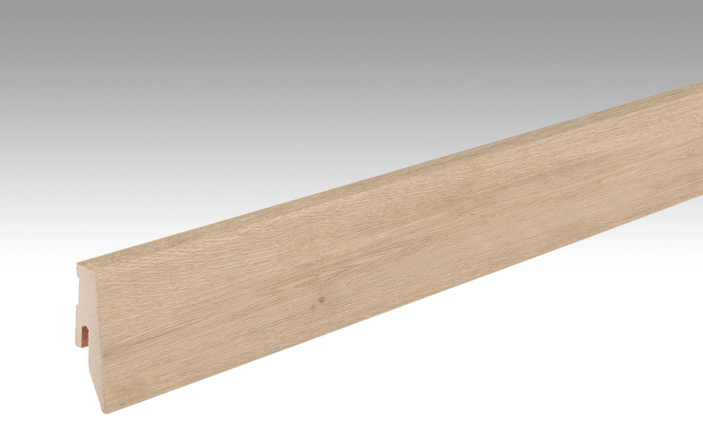Eine längliche, rechteckige Fußleiste aus Holz mit natürlicher Eichenoptik, glatte Oberfläche, abgeschrägte Kante.
