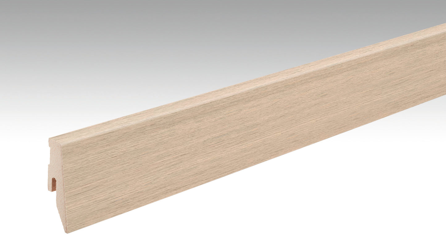 Längliche, schmale Fußleiste aus Holz in sandfarbener Felseneiche-Optik, glatte Oberfläche, klare gerade Kanten