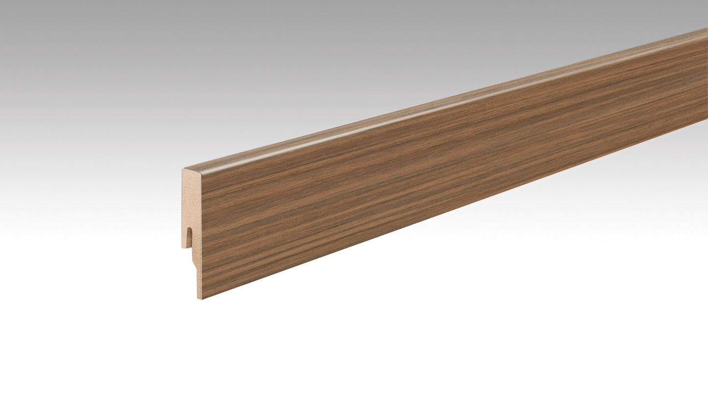 Eine braune Fußleiste mit Holzmaserung, rechteckige Form, glatte Oberfläche, lange Leiste, Schnittkante links sichtbar.