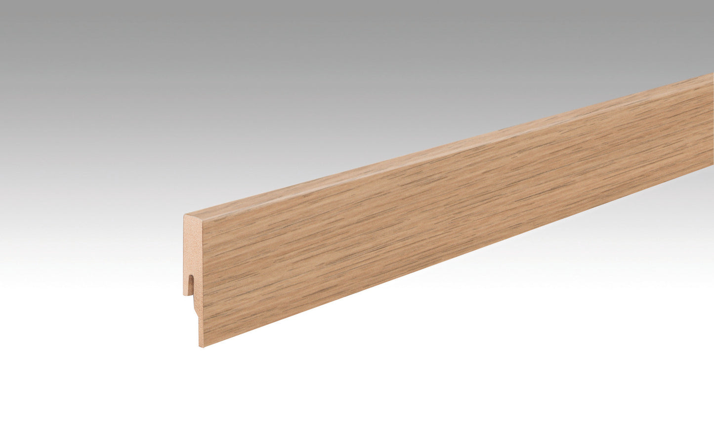 Ein längliches Holzprofil, hellbraun mit sichtbarer Holzmaserung, gerade Kanten