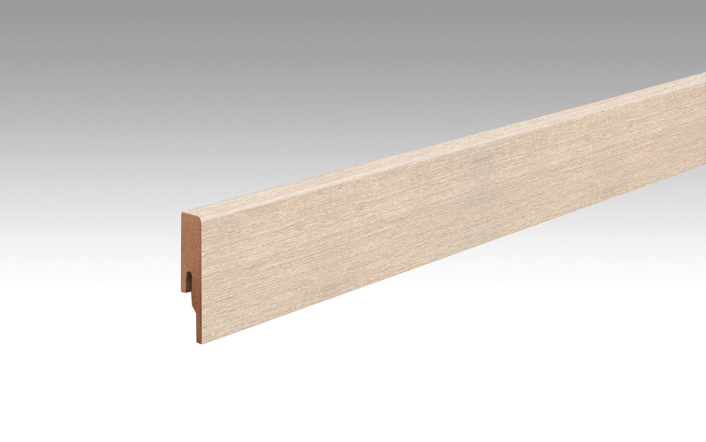 Eine lange, rechteckige Fußleiste aus Holz oder Holzdekor mit heller Eichenoptik. Die Leiste ist glatt und kantig.