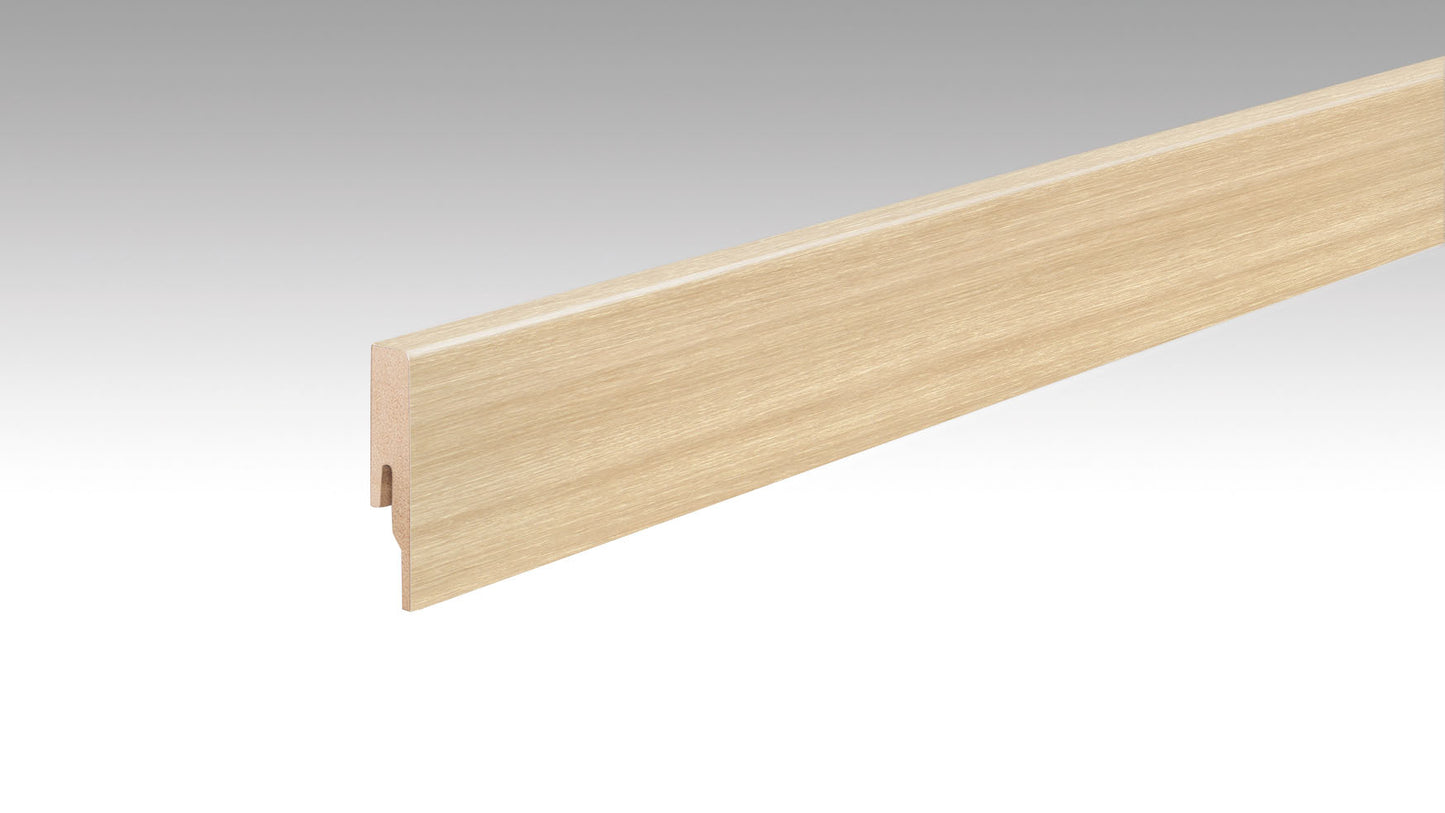 lange, gerade Fußleiste mit hellem Holzdekor in Eichen-Optik, glatte Oberfläche, rechteckige Form, gefräste Nut.
