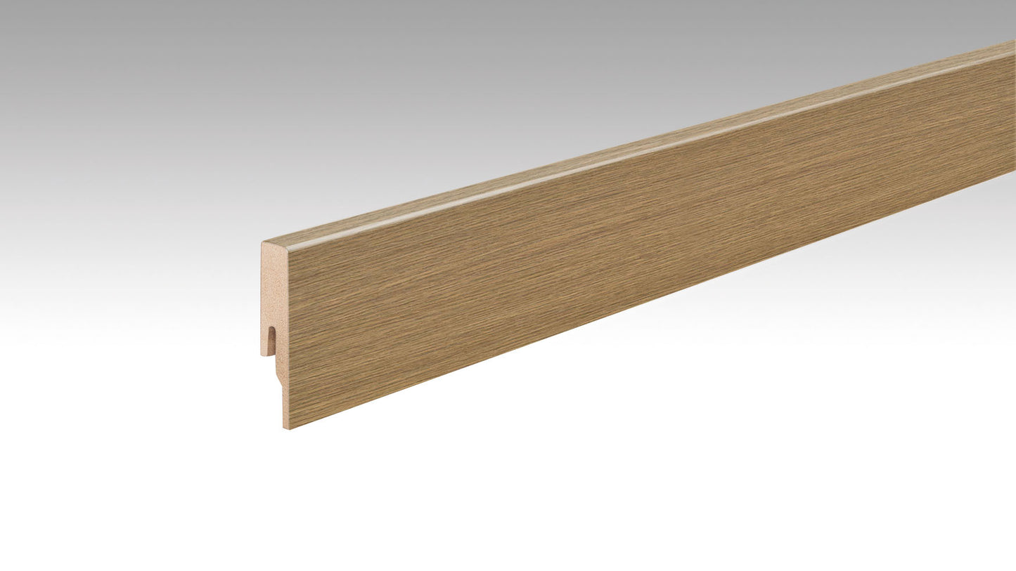 Eine längliche, hellbraune Fußleiste mit Holzmaserung, rechtwinklige Form, glatte Oberfläche, furniert, moderner Stil.
