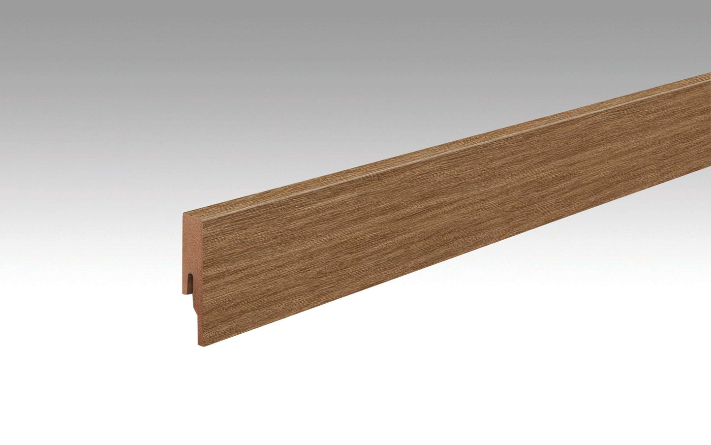 Lange braune Fußleiste aus Holz oder Holzoptik, rechteckiges Profil, feine Maserung, glatte Oberfläche, abgewinkelte Kante