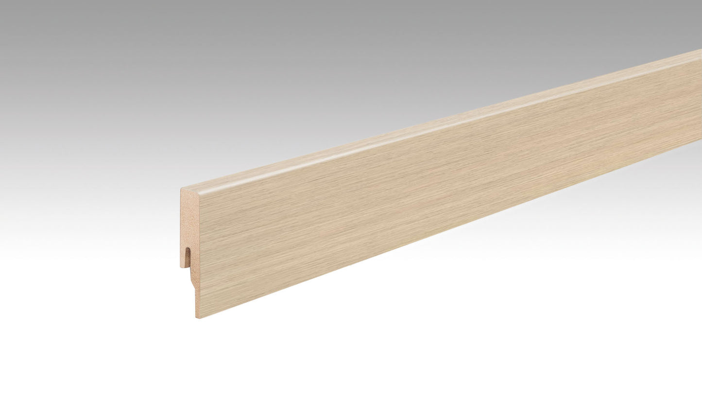 längliche, rechteckige Fußleiste aus Holz mit glatter Oberfläche und heller Eichenoptik