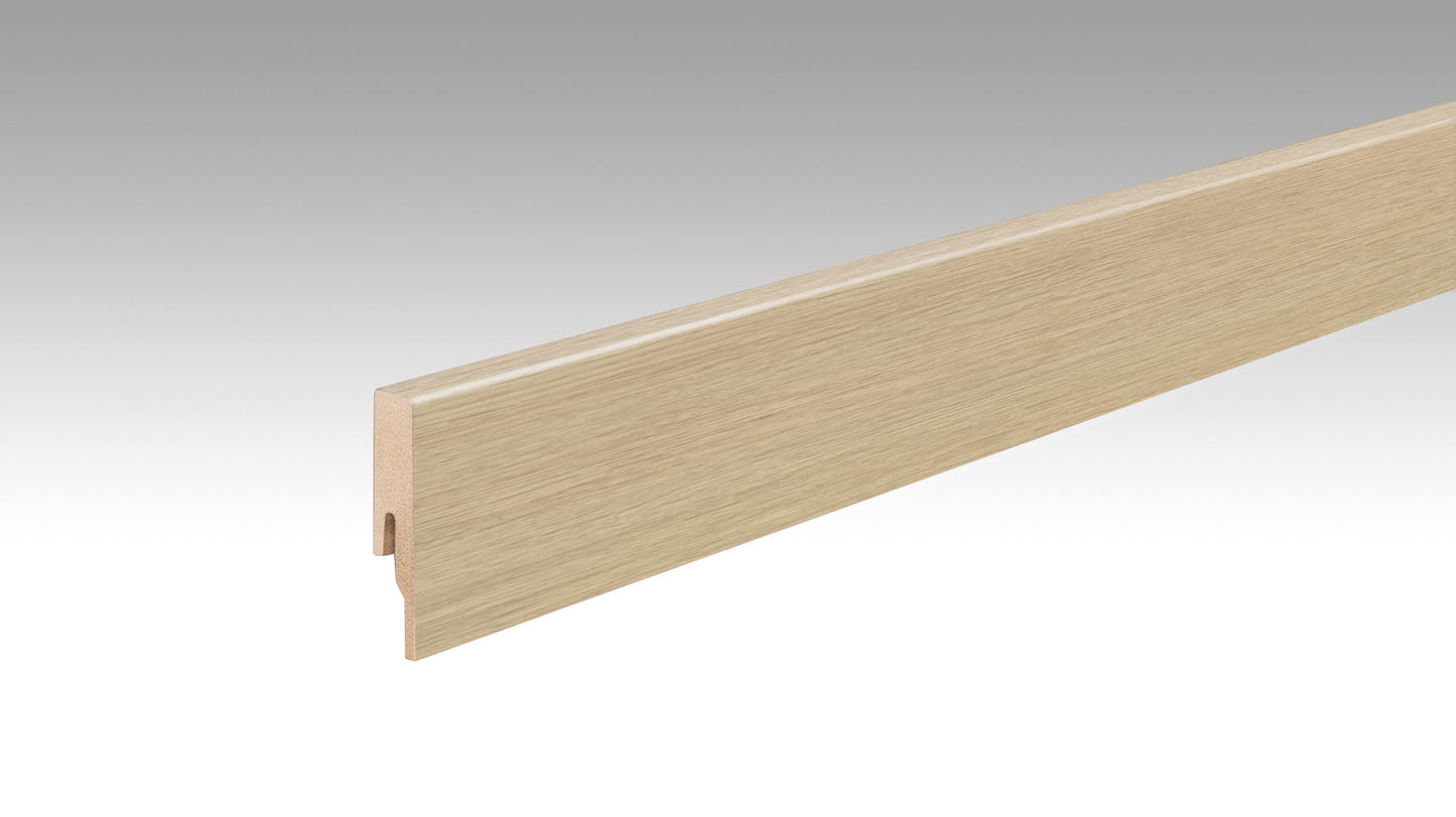 längliche, rechteckige Fußleiste aus Holz, Eichenholz-Optik mit feiner Maserung.