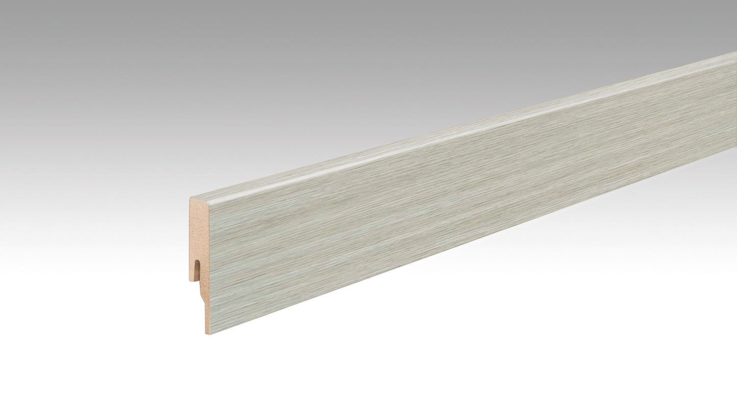 längliche Fußleiste mit Holzstruktur, hellgrau bis beige, gerade Kanten, rechteckiges Profil, seitlich Querschnitt sichtbar.