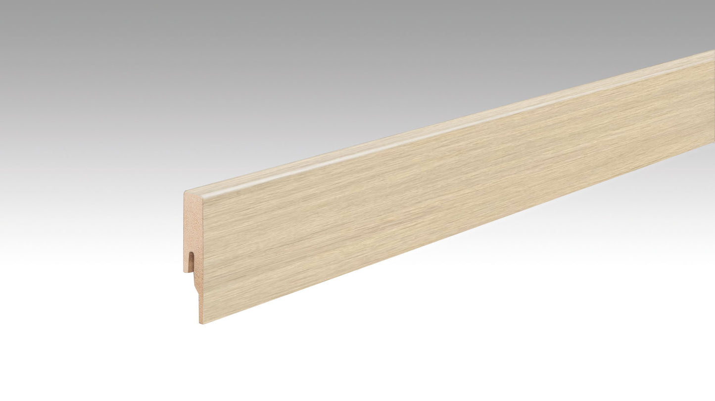 Ein längliches Holzprofil mit heller Eichenoptik, glatte Oberfläche, rechteckige Form, seitliche Nut auf der Rückseite.