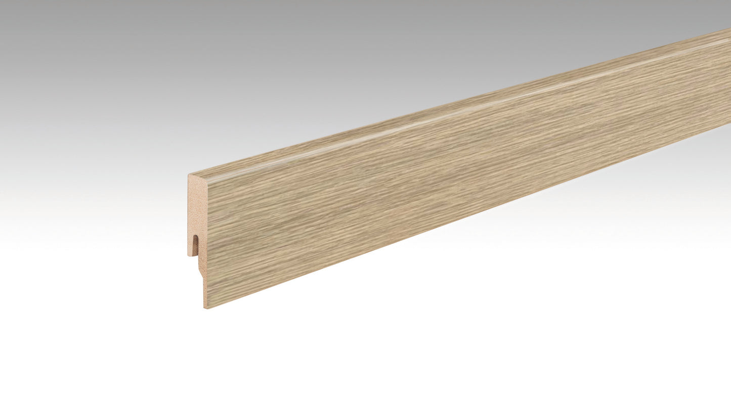 Ein langes, rechteckiges Holzprofil in heller Eichenoptik mit glatter Oberfläche und Maserung, einseitig abgeschrägt.