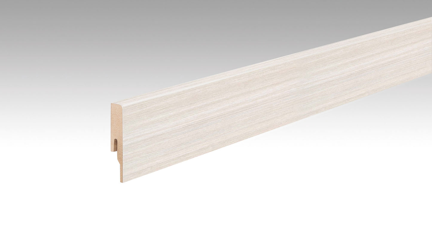 helle, längliche Fußleiste aus Holz mit dezenter Maserung in Eichen-Optik, rechteckiges Profil, abgeschrägte Kante.