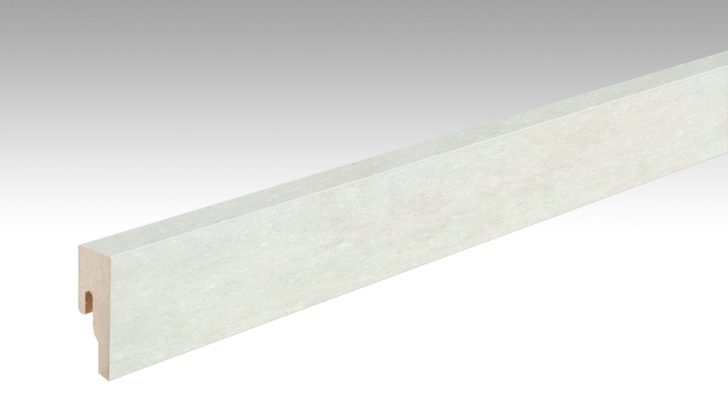 Lange, rechteckige Fußleiste aus hellem Material, glatte Oberfläche, steinähnliche weiße Maserung, seitlicher Einschnitt.
