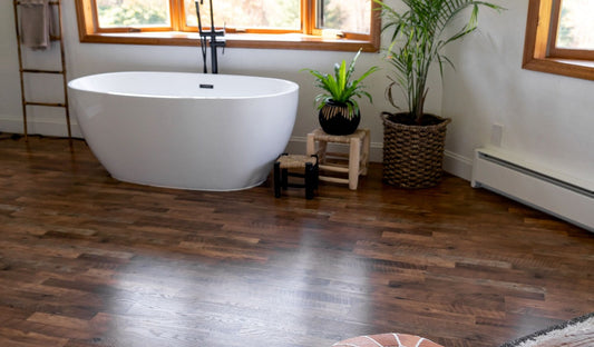 Vinylboden im Badezimmer: Welcher Typ passt und worauf Sie achten müssen