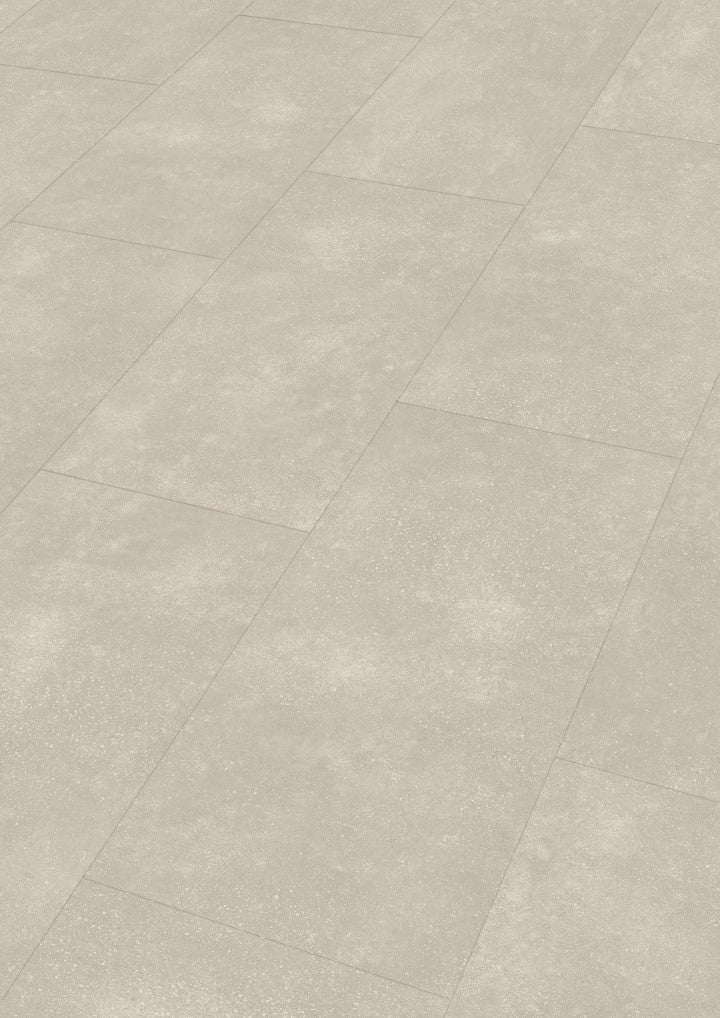Mehrere rechteckige Laminatpaneele in heller Cremefarbe mit dezenter Steinoptik, matte Oberfläche, gleichmäßiges Muster.