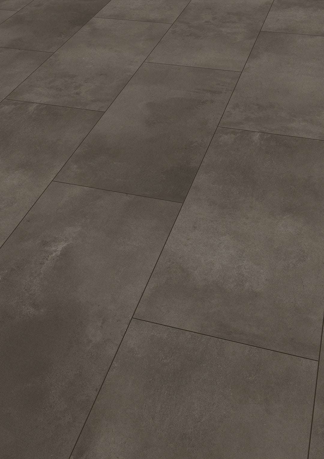 Mehrere großformatige, rechteckige Bodenplatten in dunklem Steindesign nebeneinander angeordnet, matte Oberfläche.