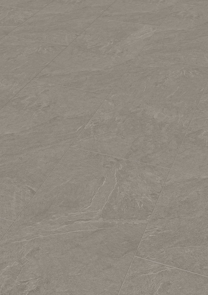 Graue Laminatbodenplatten mit feiner Steinstruktur und dezenter Maserung, klare Fugenlinien, mattes Finish, rechteckige Form
