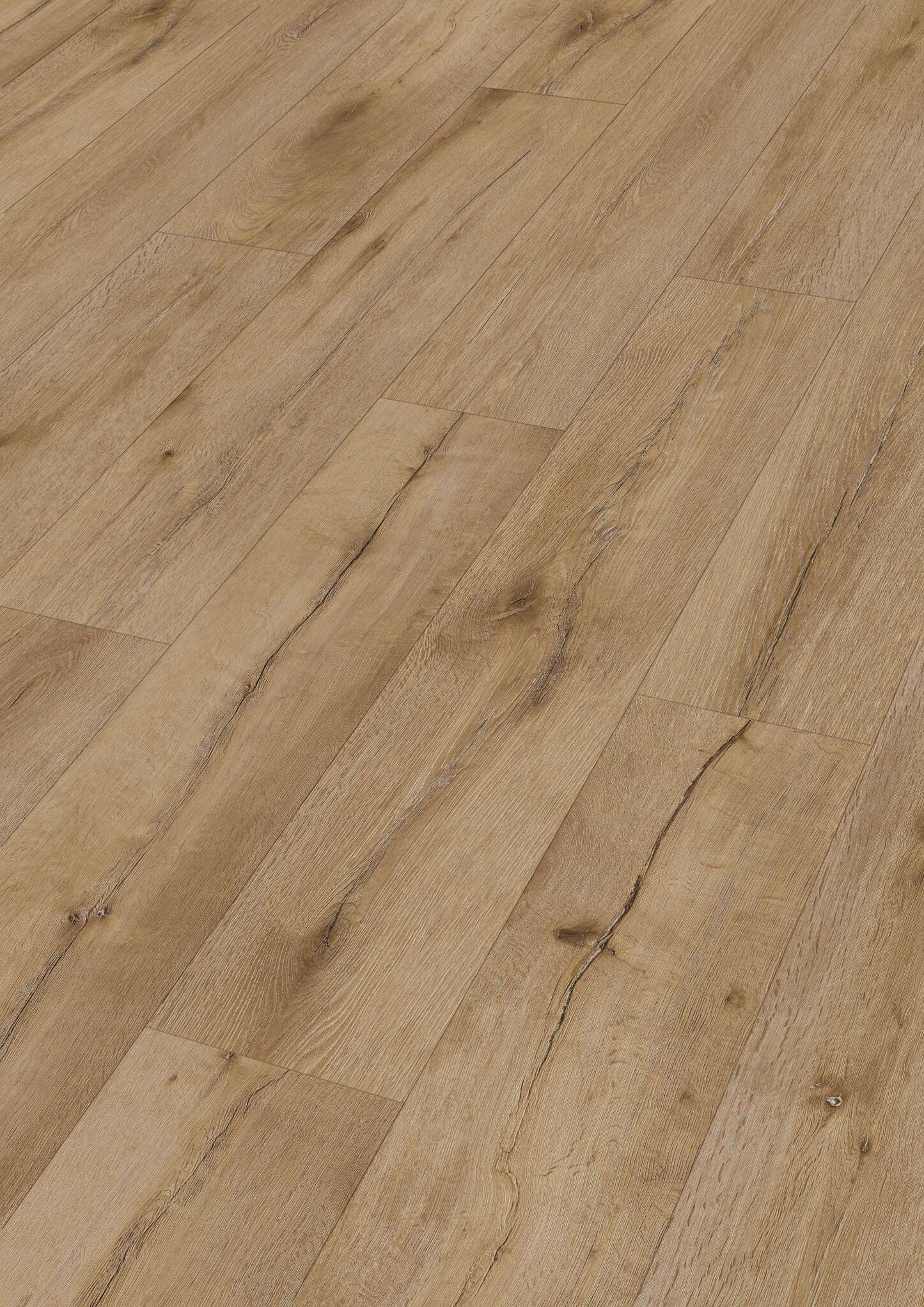 Mehrere helle, braune Dielenbretter, die eine Holzoptik mit sichtbaren Maserungen, Astlöchern und feinen Rissen aufweisen. Die Oberfläche wirkt matt und leicht strukturiert, was einen natürlichen, rustikalen Charakter vermittelt. Die Dielen verlaufen parallel zueinander und simulieren ein Eichenholzdesign.