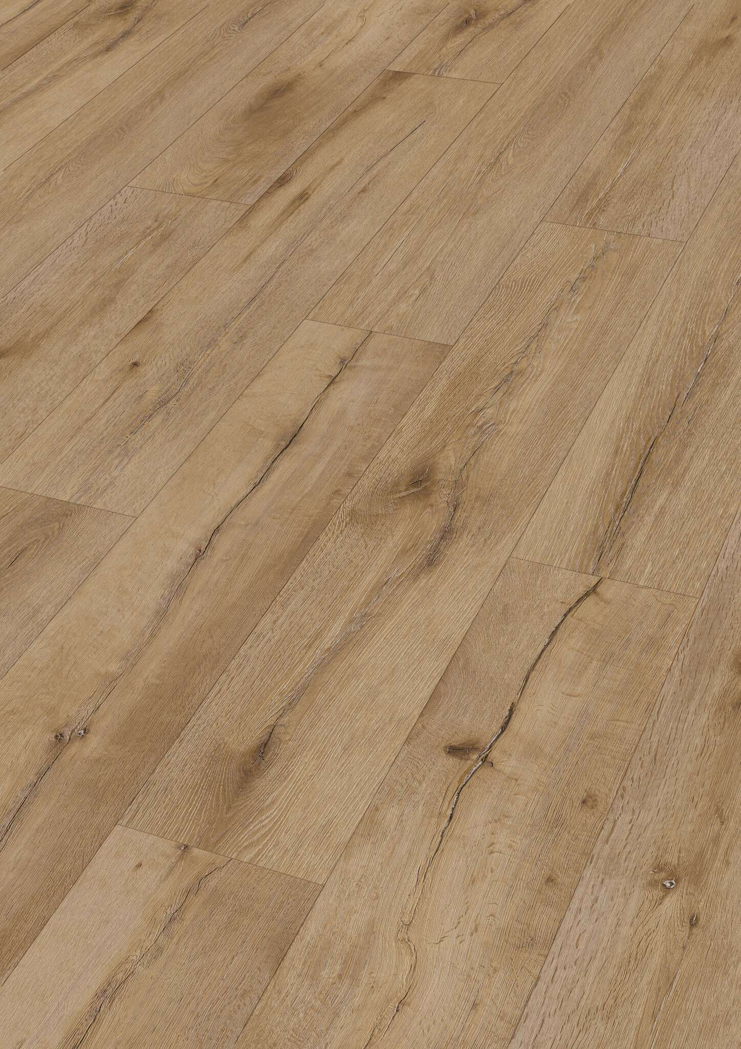 Mehrere helle, braune Dielenbretter, die eine Holzoptik mit sichtbaren Maserungen, Astlöchern und feinen Rissen aufweisen. Die Oberfläche wirkt matt und leicht strukturiert, was einen natürlichen, rustikalen Charakter vermittelt. Die Dielen verlaufen parallel zueinander und simulieren ein Eichenholzdesign.
