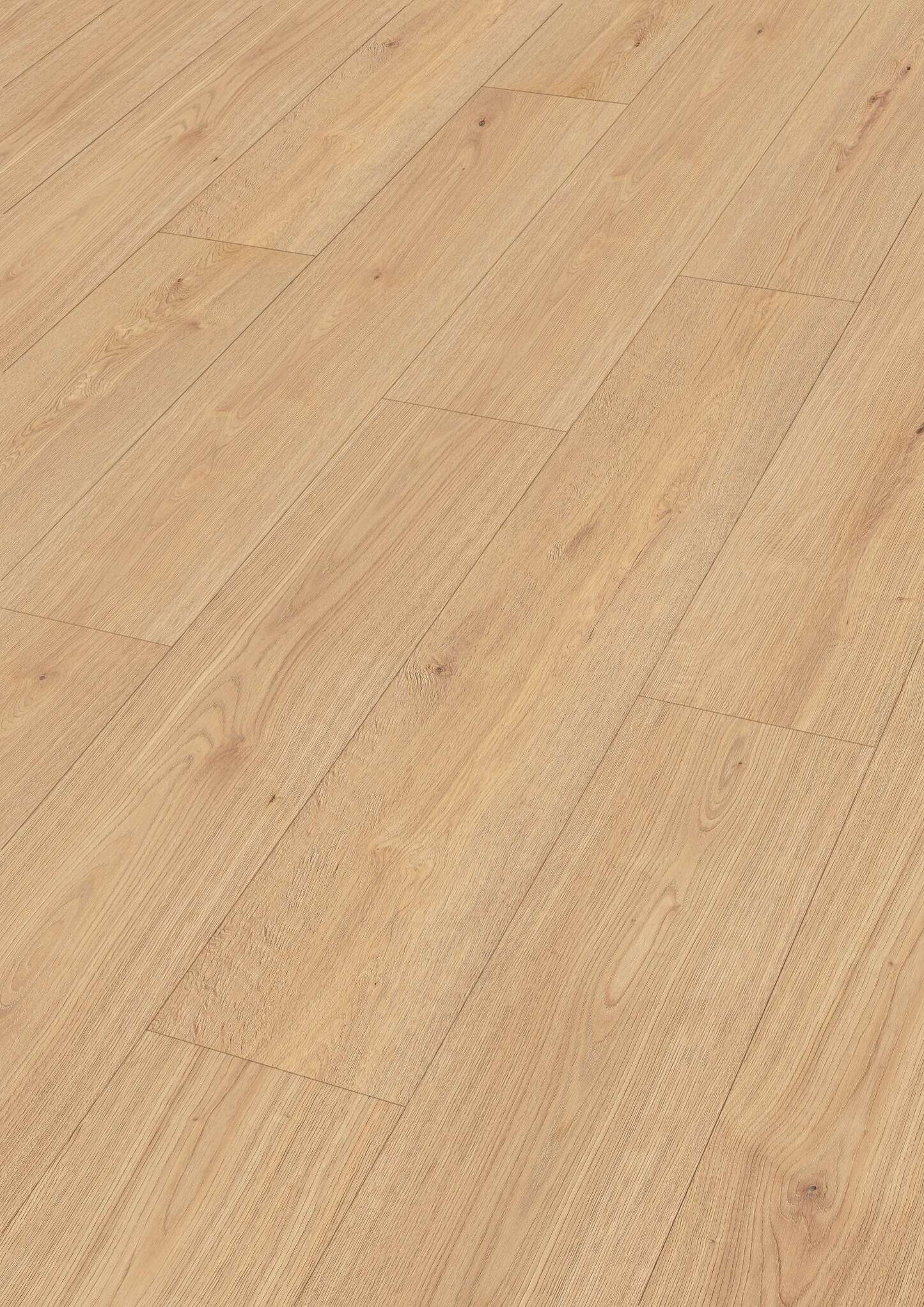 Fläche aus hellbraunen, rechteckigen Dielen mit natürlicher Holzoptik und feiner Maserung, die an Eichenholz erinnert. Die Oberfläche wirkt matt, einzelne Astlöcher und Holzstrukturen sind sichtbar. Die Dielen sind versetzt verlegt, wodurch ein harmonisches und wohnliches Gesamtbild entsteht.