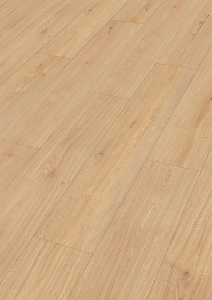 Fläche aus hellbraunen, rechteckigen Dielen mit natürlicher Holzoptik und feiner Maserung, die an Eichenholz erinnert. Die Oberfläche wirkt matt, einzelne Astlöcher und Holzstrukturen sind sichtbar. Die Dielen sind versetzt verlegt, wodurch ein harmonisches und wohnliches Gesamtbild entsteht.