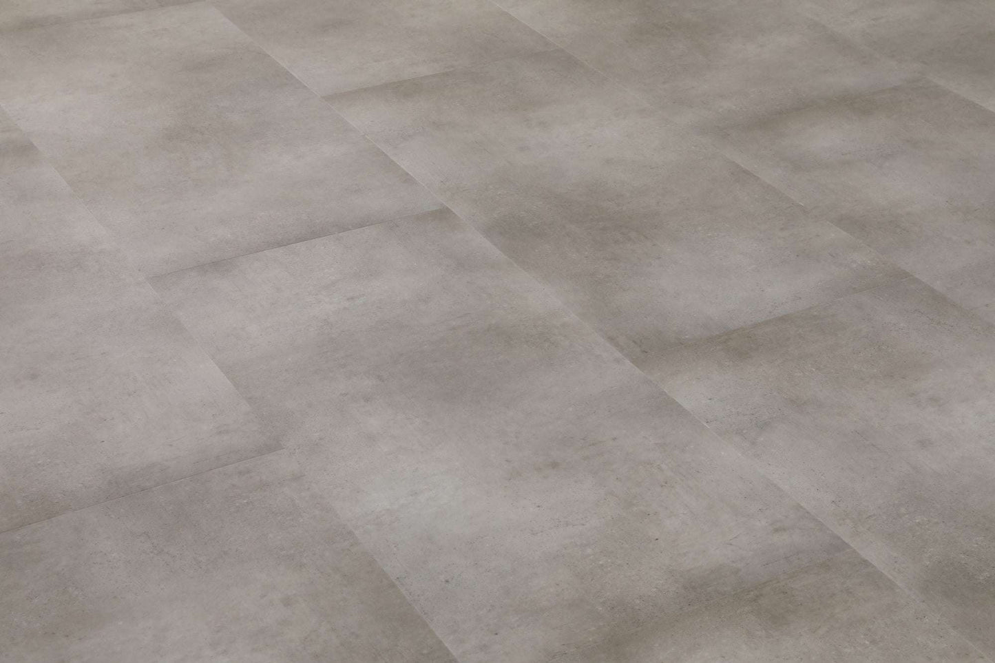 Mehrere rechteckige, aneinandergrenzende Bodenfliesen in Grau mit Betonoptik, glatter Oberfläche, dezente Farbunterschiede.
