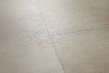 Zwei große, matte, graubeige Bodenfliesen mit feiner, natürlicher Oberflächenstruktur und leicht sichtbaren Fugen.