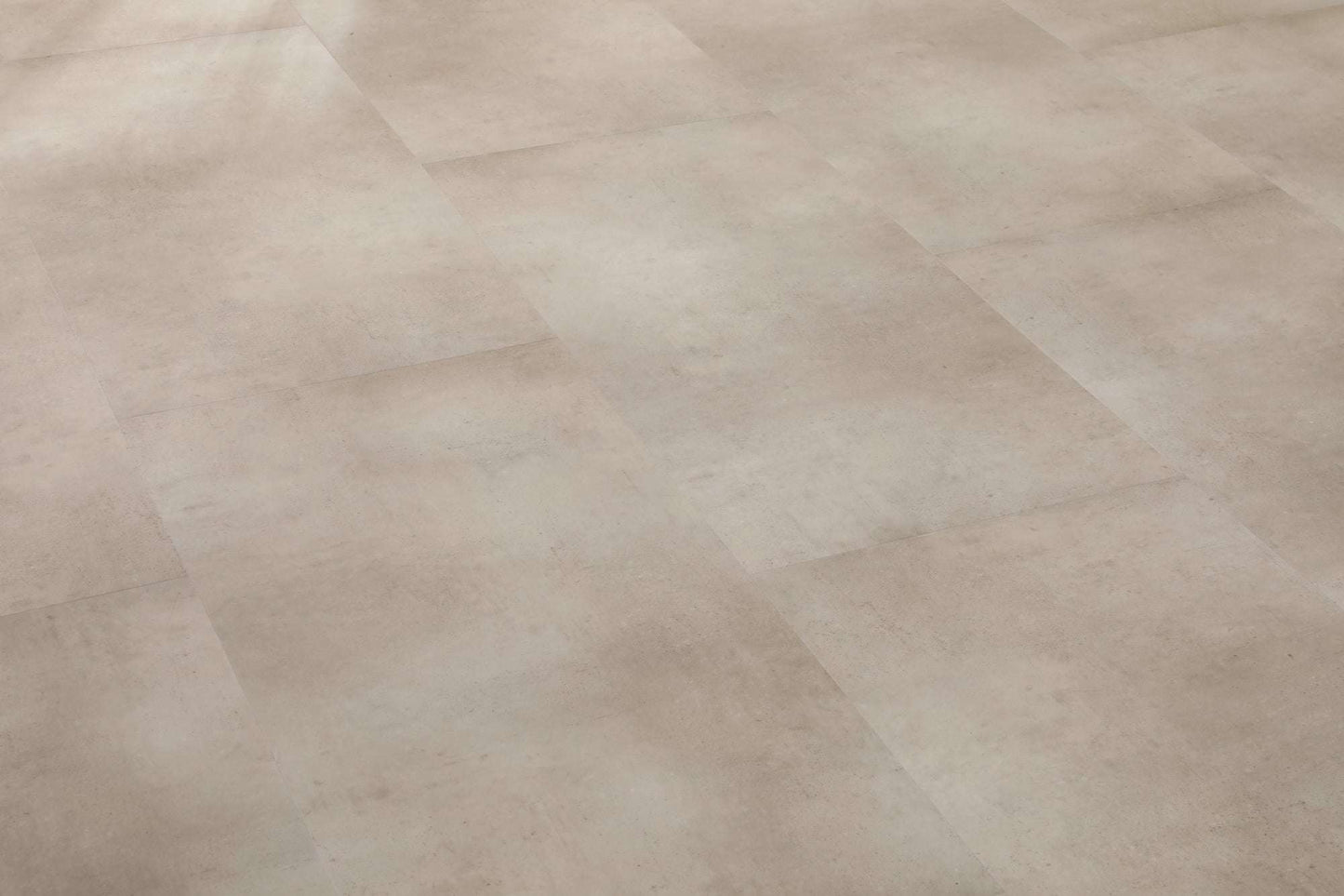 Zu sehen sind große, quadratische Bodenfliesen in beige mit einer matten, leicht strukturierten Oberfläche und feinen Fugenlinien.