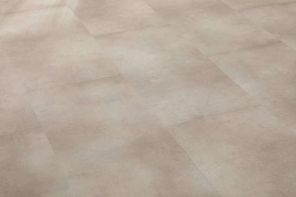 Zu sehen sind große, quadratische Bodenfliesen in beige mit einer matten, leicht strukturierten Oberfläche und feinen Fugenlinien.