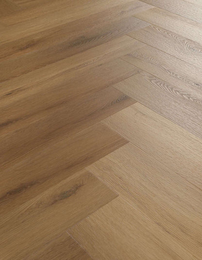 Mehrere rechteckige Holzdielen in warmen Brauntönen liegen im Fischgrätmuster nebeneinander, sichtbare Holzmaserung.