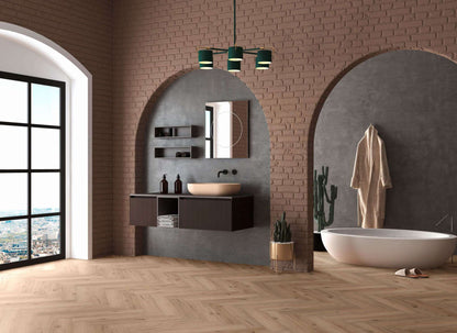 Modernes Badezimmer mit freistehender Badewanne, Waschtisch mit Aufsatzwaschbecken, Spiegel, Regalen, Kaktus, Bademantel und Hausschuhen. Heller Holzboden, Ziegelwand, großes Fenster, Deckenlampe und elegante Dekoration.