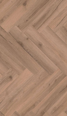 helle Holzdielen in Fischgrätmuster, natürliche Holzmaserung und vereinzelte Astlöcher.