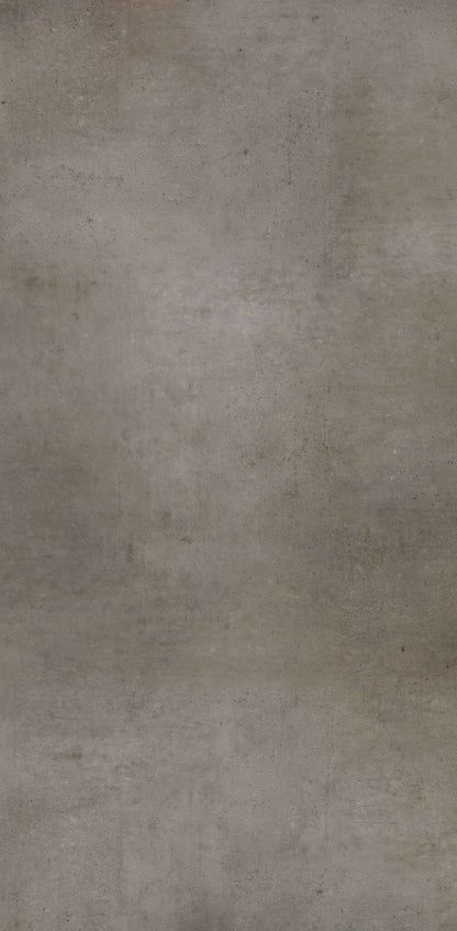 Eine Oberfläche in grauer Farbe, die an Beton erinnert, leichte Flecken und Unregelmäßigkeiten sind sichtbar, keine anderen Objekte.