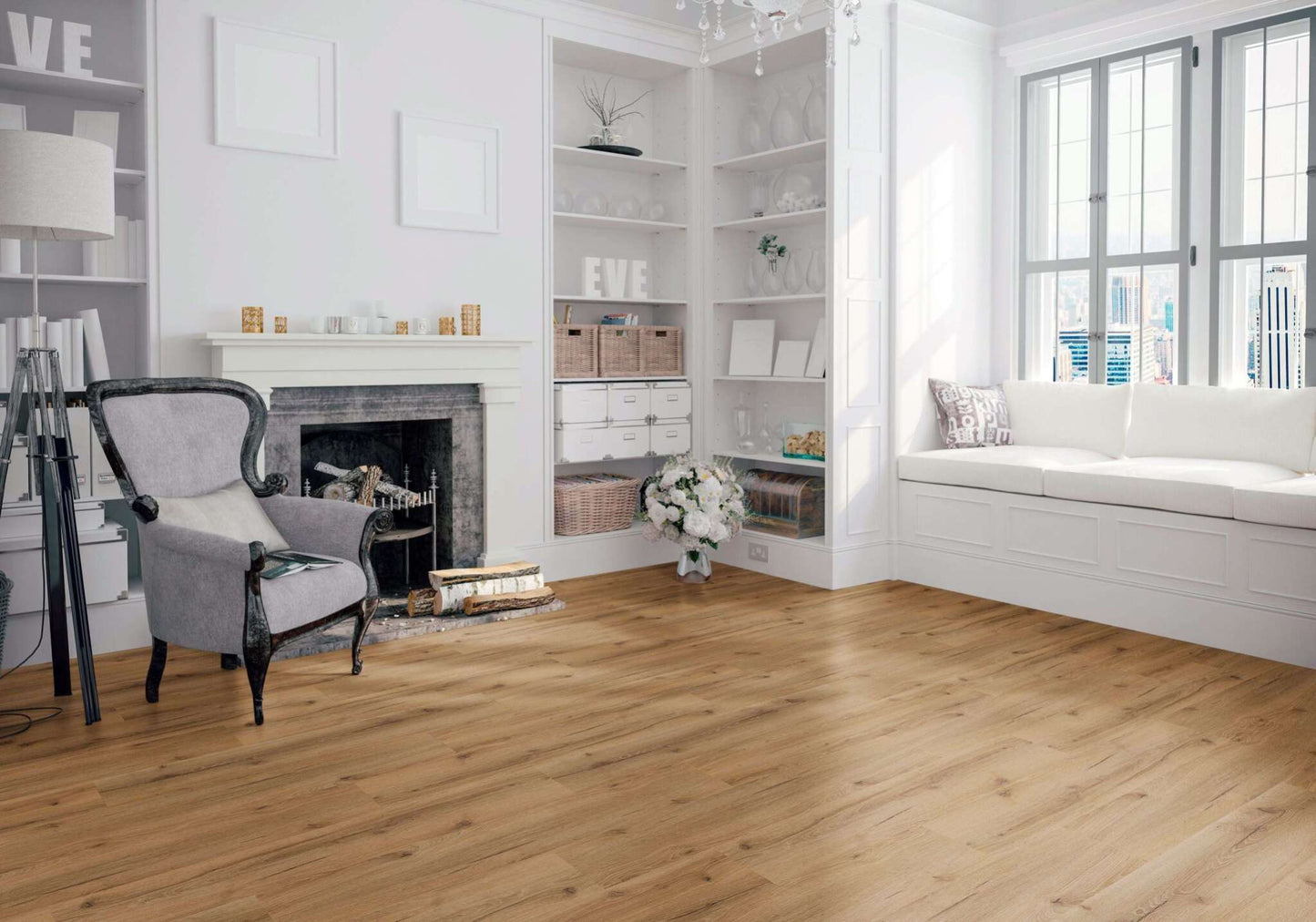 Wohnzimmer mit hellem Holzfußboden, grauem Sessel, Kamin mit Deko, weißen Regalen, Blumenstrauß, Fensterbank mit Kissen.