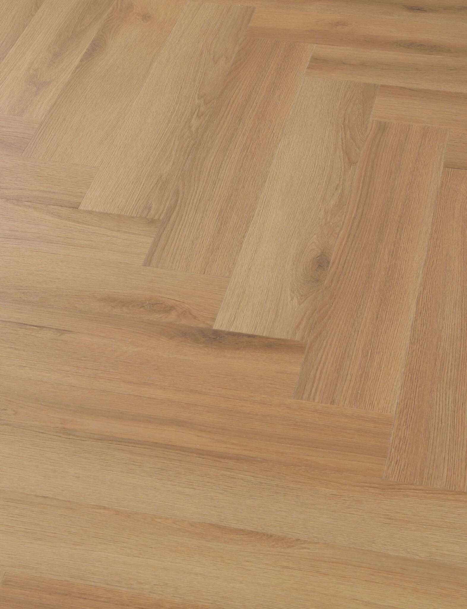 Mehrere Holzdielen mit hellbrauner Holzmaserung sind im Fischgrätmuster verlegt, Oberfläche glatt und gepflegt.