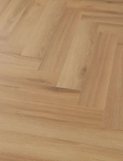 Mehrere Holzdielen mit hellbrauner Holzmaserung sind im Fischgrätmuster verlegt, Oberfläche glatt und gepflegt.