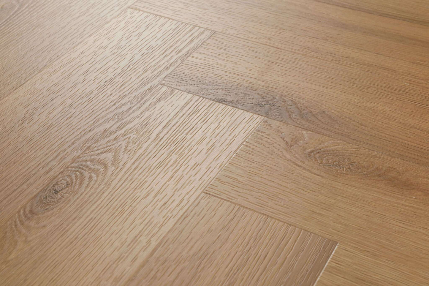 Mehrere Holzdielen mit natürlicher Maserung und sichtbaren Ästen sind in einem Fischgrätmuster eng aneinander verlegt.