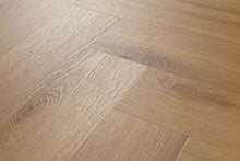 Mehrere Holzdielen mit natürlicher Maserung und sichtbaren Ästen sind in einem Fischgrätmuster eng aneinander verlegt.