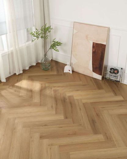 Heller Fischgrät-Holzboden, großes abstraktes Bild an Wand gelehnt, grüne Vase mit Zweig, Schallplattenständer mit Platte.