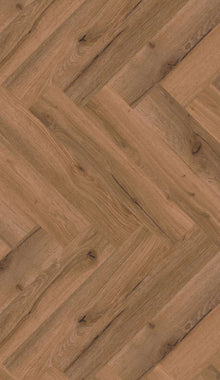 Mehrere längliche Holzbretter in warmer Eichenfarbe, diagonal im Fischgrätmuster verlegt, mit sichtbarer Holzmaserung.