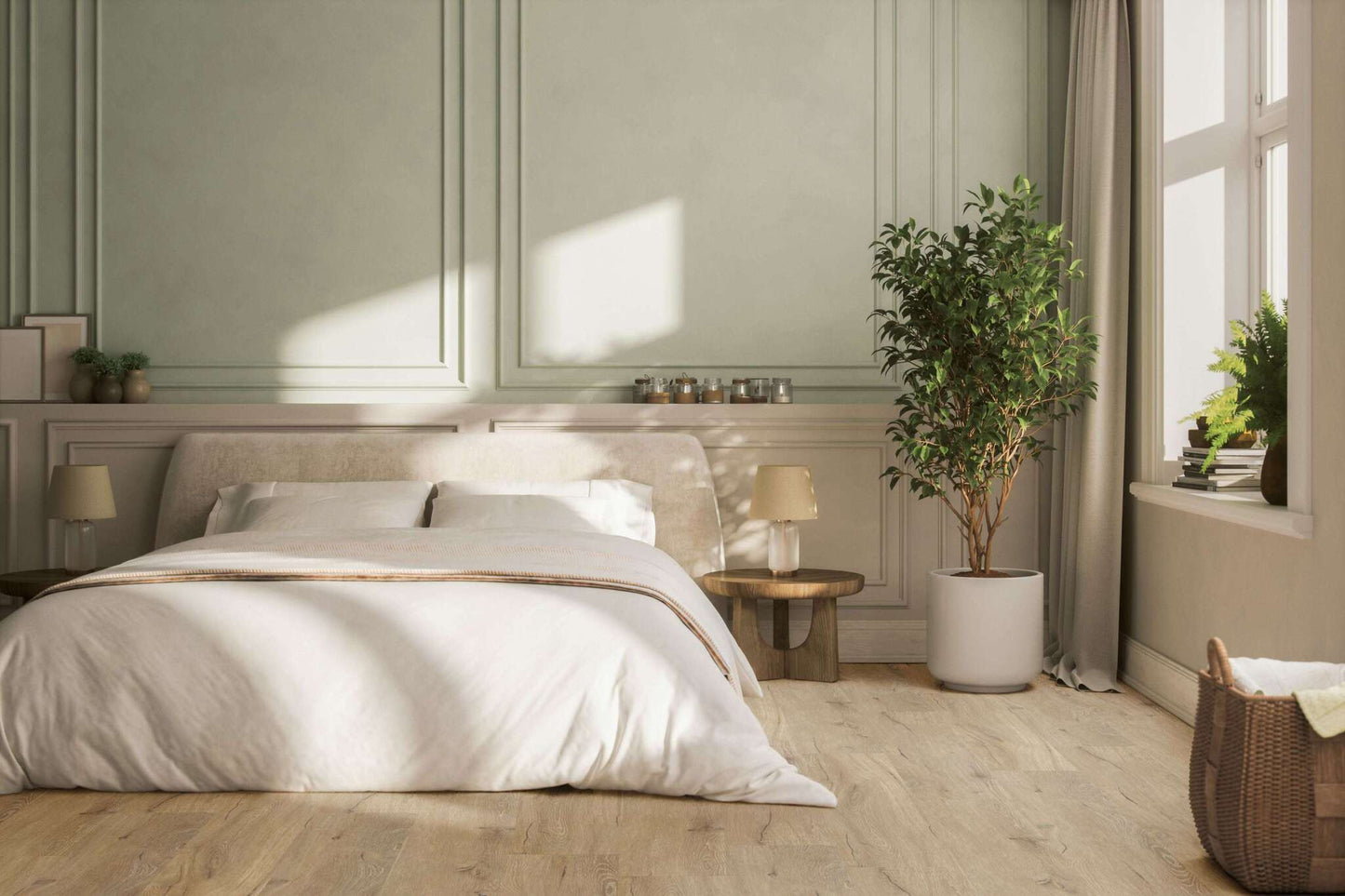 Helles Schlafzimmer mit großem Bett, weißer Bettwäsche, zwei Nachttischen mit Lampen, großer Topfpflanze, Korb und Fenstersims mit Büchern und Pflanze.