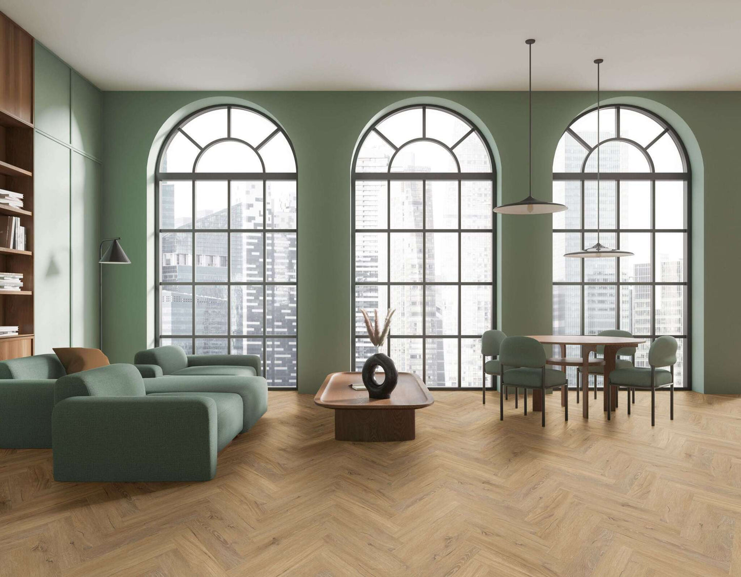 Großes Wohnzimmer mit drei hohen Rundbogenfenstern, grüne Sofas, Holztisch, vier grüne Stühle, Esstisch, Bücherregal mit Büchern, Hängelampen, Parkettboden, moderne Dekoration