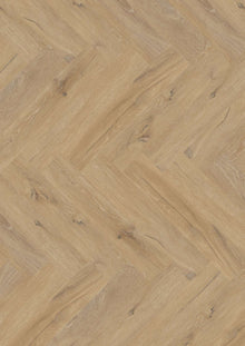 helle Holzpaneele in Fischgrätmuster, Maserungen und Astlöcher sichtbar.