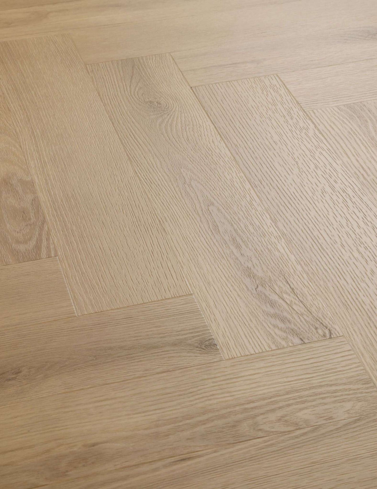 Heller Holzboden in Fischgrätmuster mehrere glänzende Holzpaneele natürliche Maserung glatte Oberfläche modernes Design