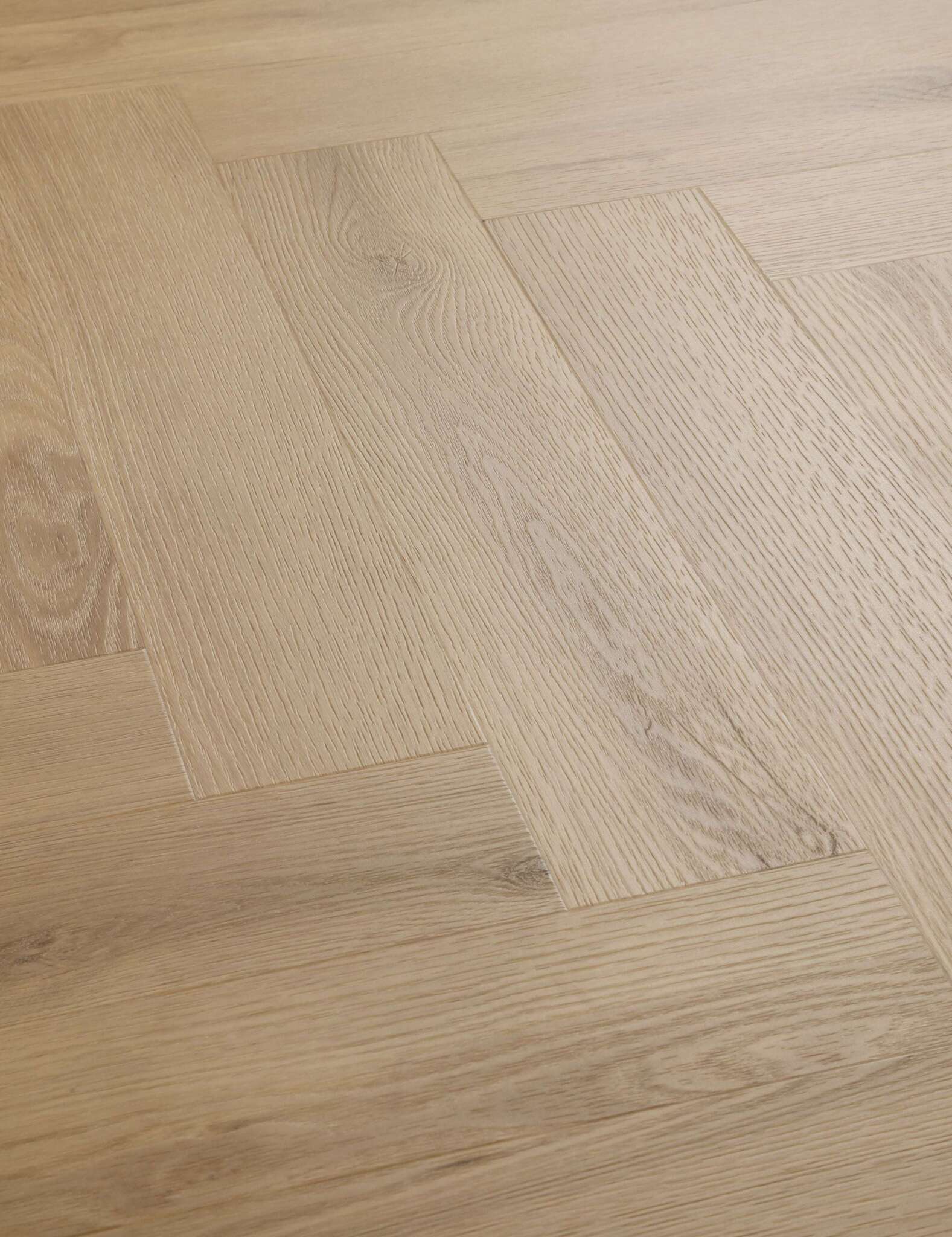 Heller Holzboden in Fischgrätmuster mehrere glänzende Holzpaneele natürliche Maserung glatte Oberfläche modernes Design