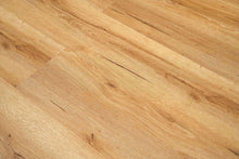 Bodenbelag aus mehreren breiten, hellbraunen Paneelen mit sichtbarer Holzmaserung und feinen dunklen Linien. Die Paneele sind gleichmäßig verlegt und erinnern an Eichenholz mit natürlichen Ast- und Musterstrukturen. Die Oberfläche wirkt glatt und gepflegt und vermittelt einen warmen, einladenden Eindruck.