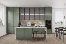 Moderne Küche mit grünen Schränken, Marmorarbeitsplatte, zwei Barhockern, Esstisch mit Stühlen, Pflanzen auf Fensterbank, Kochutensilien, Backofen, Toaster, Teller und Gläser auf Insel, Parkettboden, große Fenster