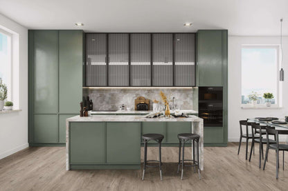 Moderne Küche mit grünen Schränken, Marmorarbeitsplatte, zwei Barhockern, Esstisch mit Stühlen, Pflanzen auf Fensterbank, Kochutensilien, Backofen, Toaster, Teller und Gläser auf Insel, Parkettboden, große Fenster
