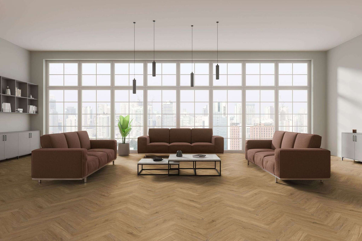 Ein moderner Raum mit drei braunen Sofas, einem rechteckigen Couchtisch mit Dekoration, großen Fensterfronten, Hängelampen, einer Pflanze im Topf, Holzboden, Regalen mit Büchern und Sideboards. Im Hintergrund ist eine städtische Skyline sichtbar.