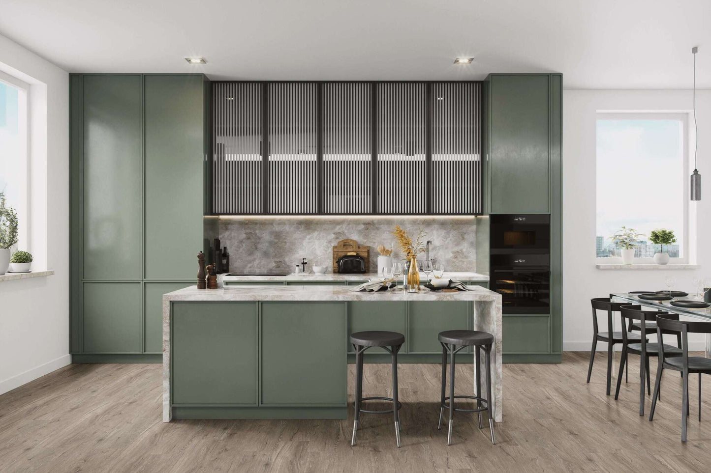 Moderne Küche mit grünen Schränken, Marmor-Arbeitsplatte, zwei Barhockern, Einbauofen, Toaster, Küchenutensilien, Esstisch mit vier Stühlen, Pflanzen auf Fensterbänken, dekorativen Vasen und Besteck auf dem Tisch, Holzfußboden, Hängelampe.